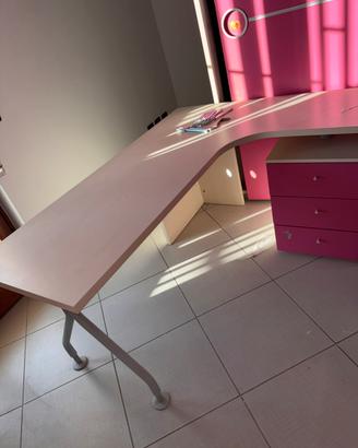 Scrivania da cameretta, con cassettiera e sedia.
