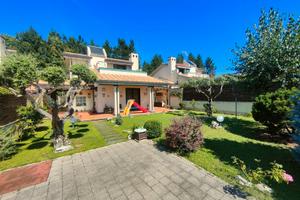 Rif.44 Lariano Villino in trifamliare angolare