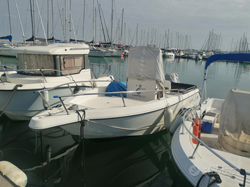 Barca Capelli 6,80mt. con 150 CV Mercury 4 t.con