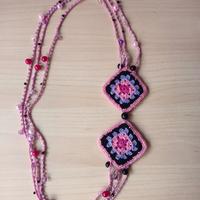 collana all'uncinetto con quadrati della nonna
