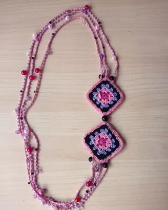 collana all'uncinetto con quadrati della nonna