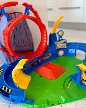 Pista Hot Wheels Monster Trucks Vulcano luci suoni