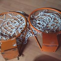 Coppia di canestri in metallo