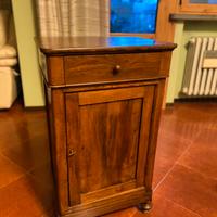 Comodino in legno antico