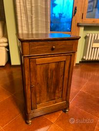 Comodino in legno antico