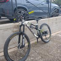 bici da enduro Lapierre in alluminio super leggero