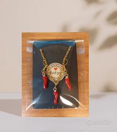 Parure orecchini e catenina con corno rosso 