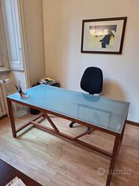 Tavolo in legno con piano in vetro zigrinato