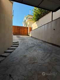 Deposito di 250 mq con tettoia esterna