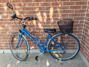 bicicletta da donna con cestino  incorporato