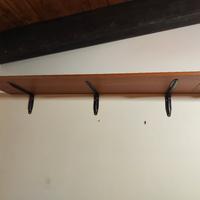 mensole marroni con staffe per mensole 