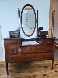 Comò in noce antico.