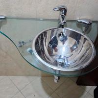 Lavabo cristallo con specchio e miscelatore