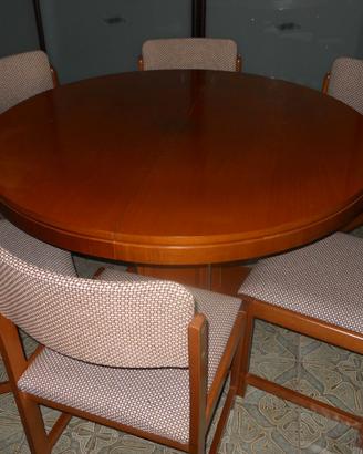 Tavolo in legno e 6 sedie