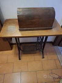 Macchina da cucire Necchi a pedale con mobile in l