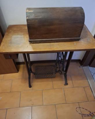 Macchina da cucire Necchi a pedale con mobile in l