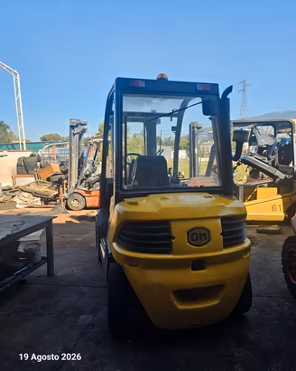 Carrello elevatore diesel 4000 kg marca OM