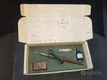 un set da scrittura calligrafica di gusto d'epoca