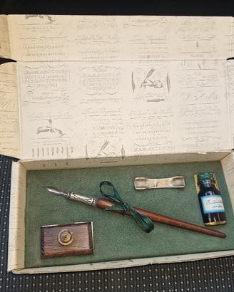 un set da scrittura calligrafica di gusto d'epoca