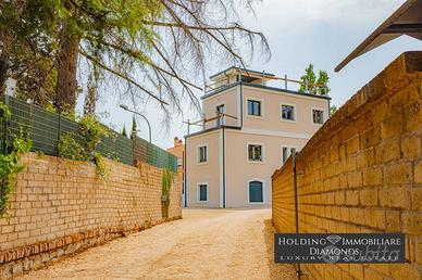 Casa indipendente di 580 m² con più di 5 locali a 