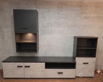 Mobile soggiorno moderno marrone e rovere chiaro.