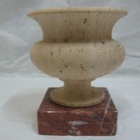 Vasetto in marmo travertino con base