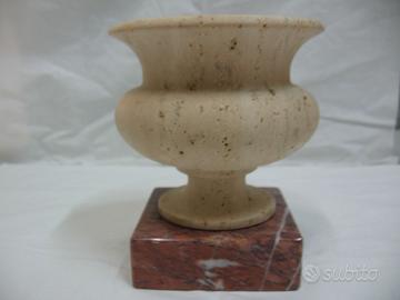 Vasetto in marmo travertino con base