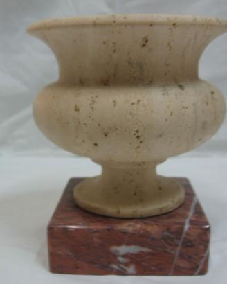 Vasetto in marmo travertino con base