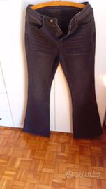 Jeans neri con un taglio a zampa.  - Vita media. -