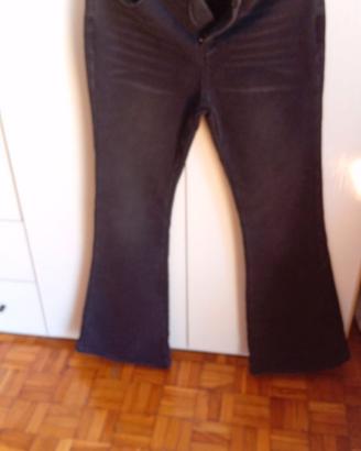 Jeans neri con un taglio a zampa.  - Vita media. -