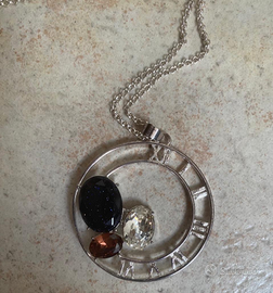 Collana con pietre colorate