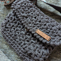 Borsa a tracolla all'uncinetto fatta a mano