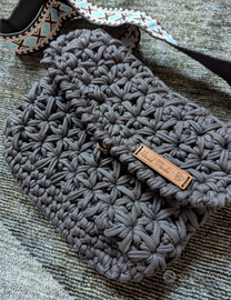 Borsa a tracolla all'uncinetto fatta a mano