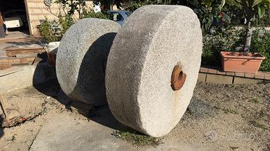 Ruote in pietra di vecchio frantoio.