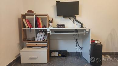 Scrivania con cassetto e piccola scaffalatura