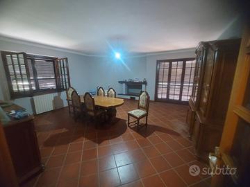 Villa a Schiera (1985): Spazi Aerei, Luce e Materi