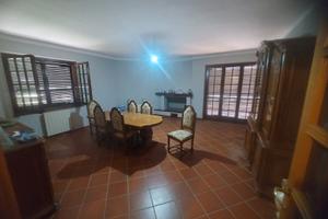 Villa a Schiera (1985): Spazi Aerei, Luce e Materi