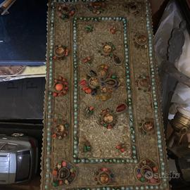 Portagioie in metallo cesellato di pietre dure