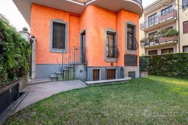 Villa di 350 m² con più di 5 locali a Milano