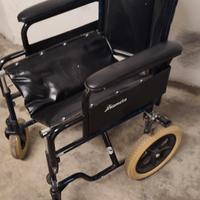 Carrozina per anziani con poggiapiedi