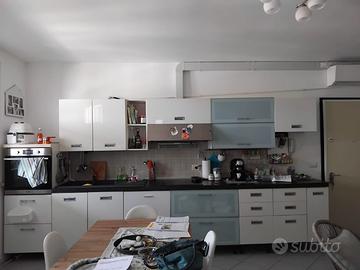 Cucina moderna completa (senza forno) –buone condi