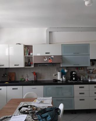 Cucina moderna completa (senza forno) –buone condi