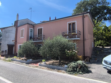 Casa indipendente fronte strada