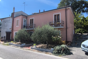 Casa indipendente fronte strada