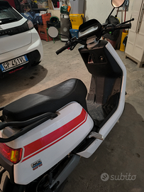 Scooter 125 colore bianco con strisce rosse