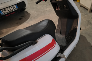 Scooter 125 colore bianco con strisce rosse