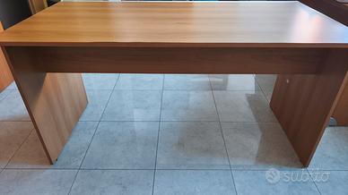 Scrivania per ufficio o studio in legno chiaro