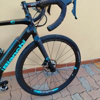 Bicicletta BIANCHI gravel a pedalata assistita