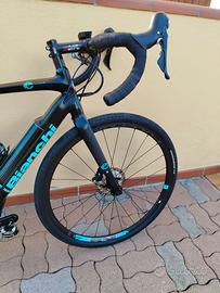 Bicicletta BIANCHI gravel a pedalata assistita