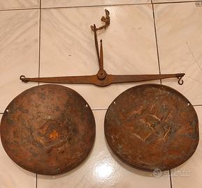 Antica Bilancia stadera piatti in rame. Vintage.